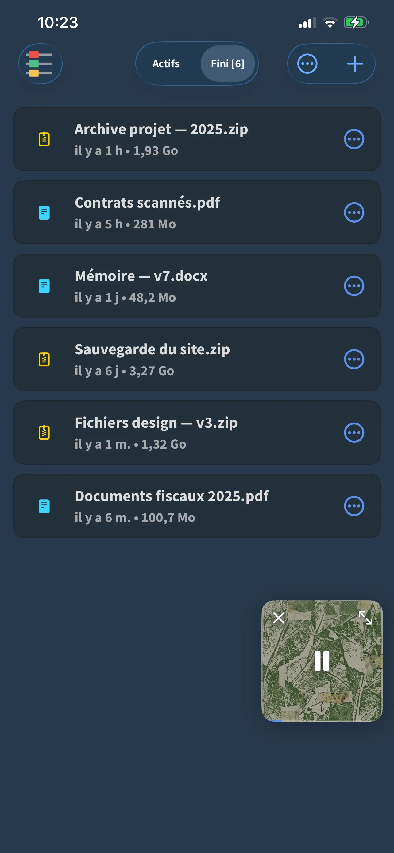 La liste des téléchargements de FoxFM, avec des fichiers ZIP, PDF et DOCX terminés et leur taille