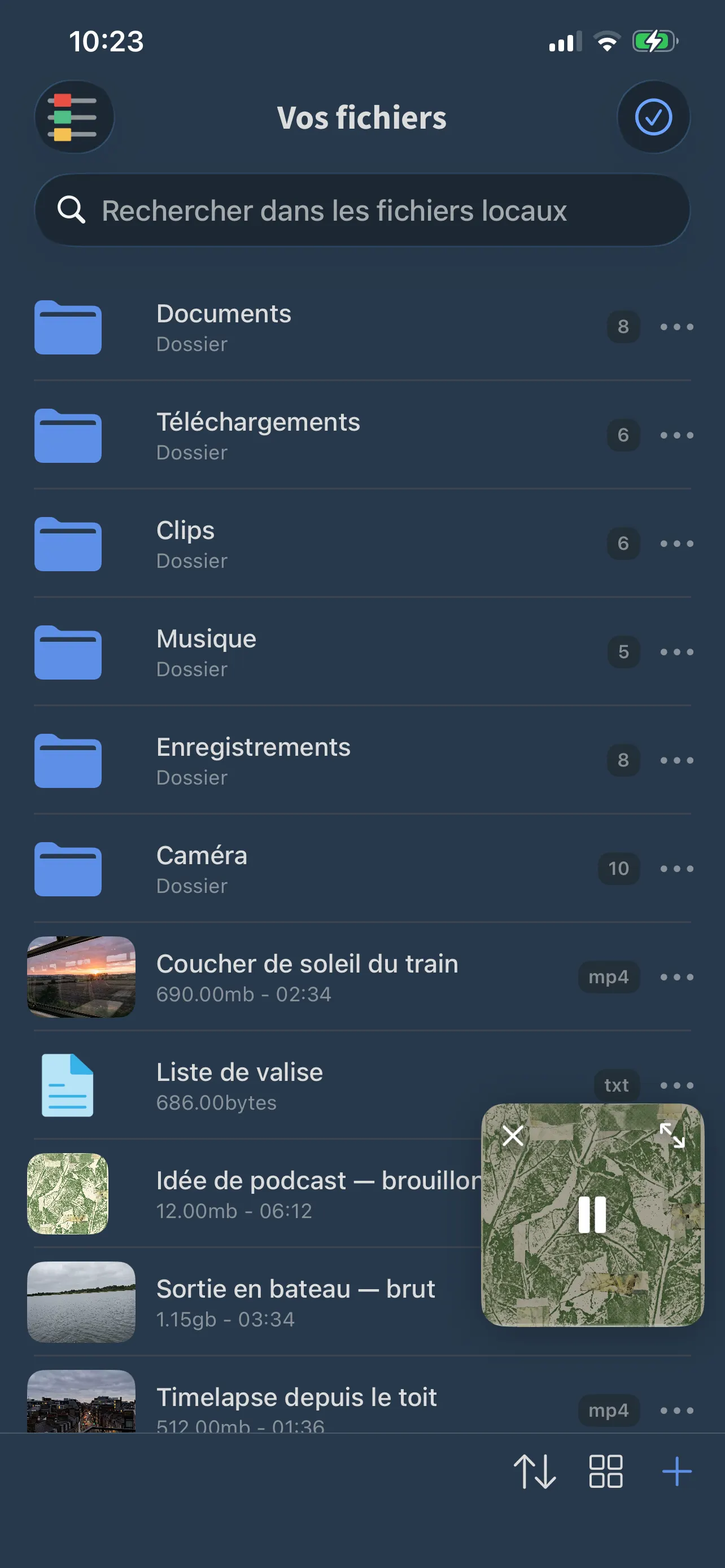 La liste de fichiers de FoxFM : dossiers Documents, Téléchargements, Clips, Musique, Enregistrements et Caméra, suivis de fichiers vidéo, texte et audio