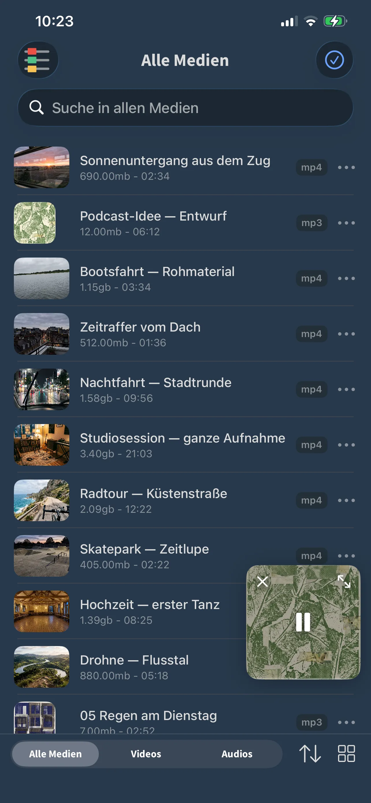 Die Ansicht „Alle Medien“ in FoxFM mit Videos und Audiodateien, Vorschaubildern und Laufzeiten