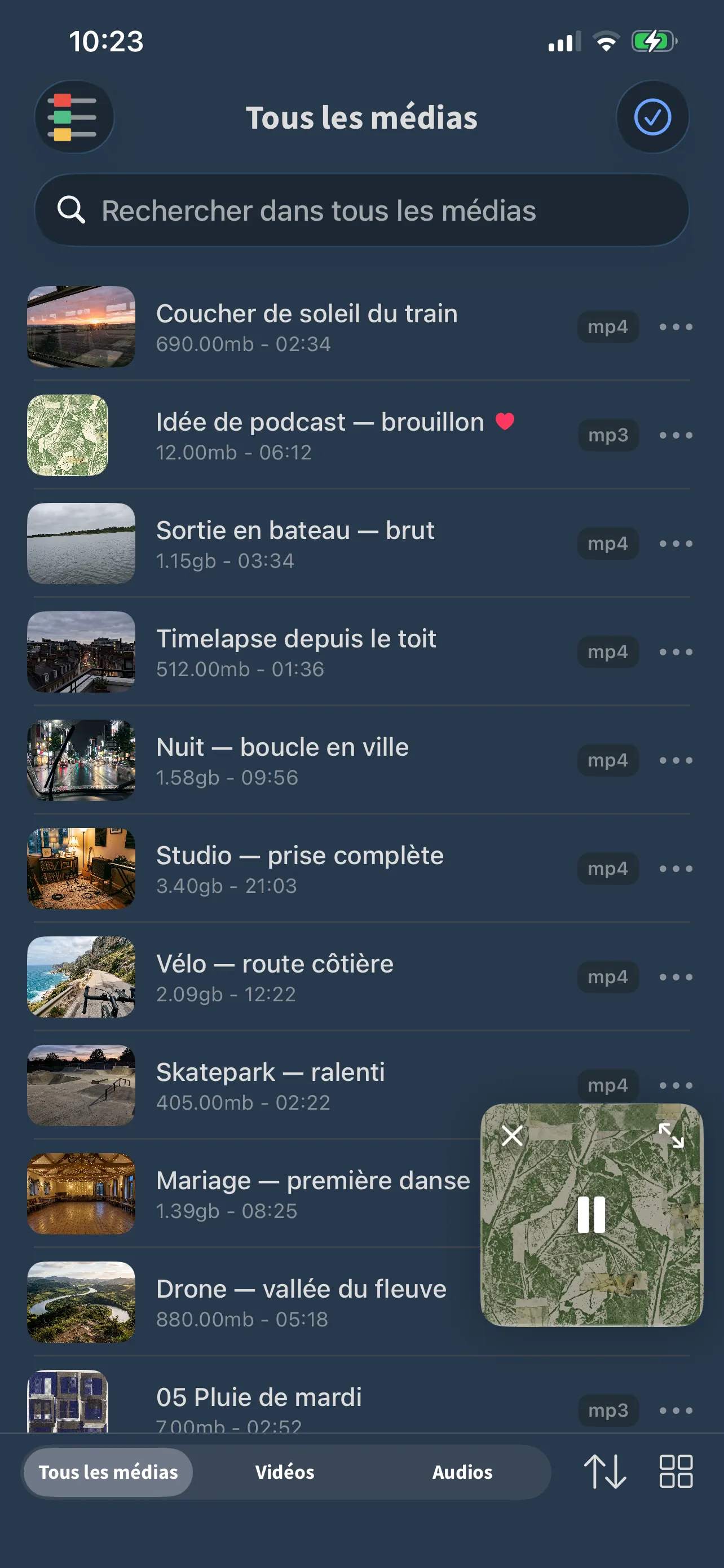La vue Tous les médias de FoxFM listant vidéos et fichiers audio avec vignettes et durées
