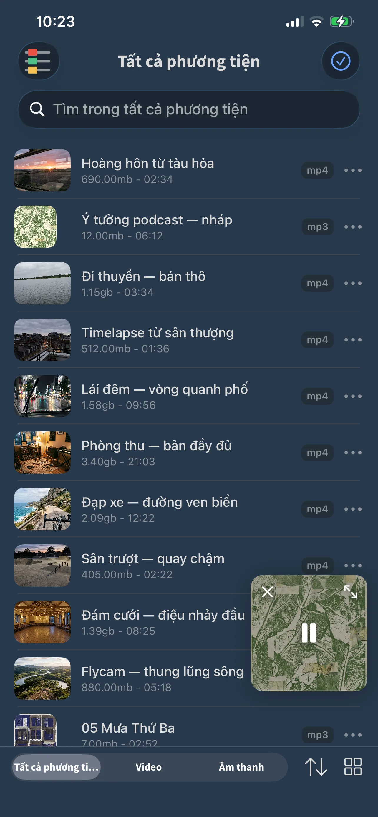 Chế độ xem Tất cả phương tiện của FoxFM liệt kê video và tệp âm thanh kèm ảnh thu nhỏ và thời lượng