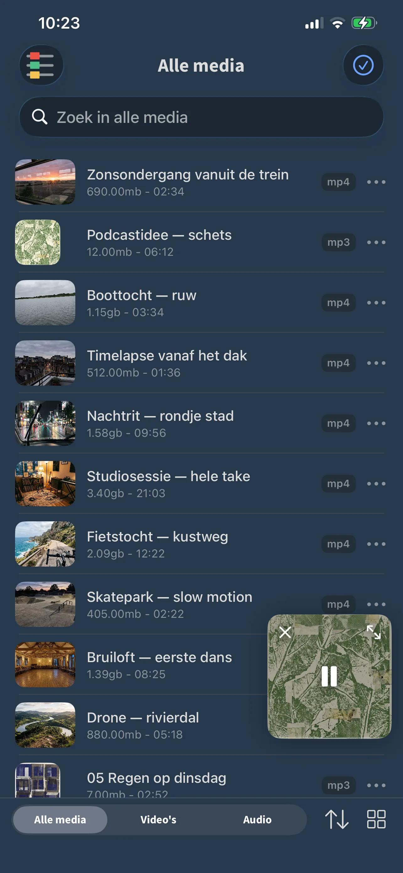 De weergave Alle media van FoxFM met video’s en audiobestanden, miniaturen en speelduur