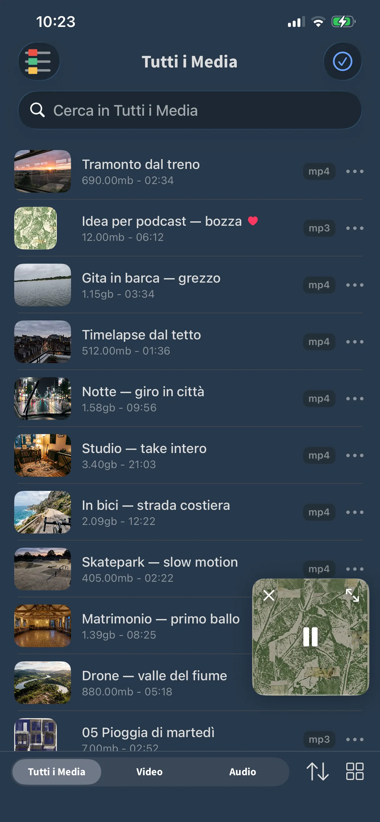 La vista Tutti i Media di FoxFM con video e file audio, miniature e durate