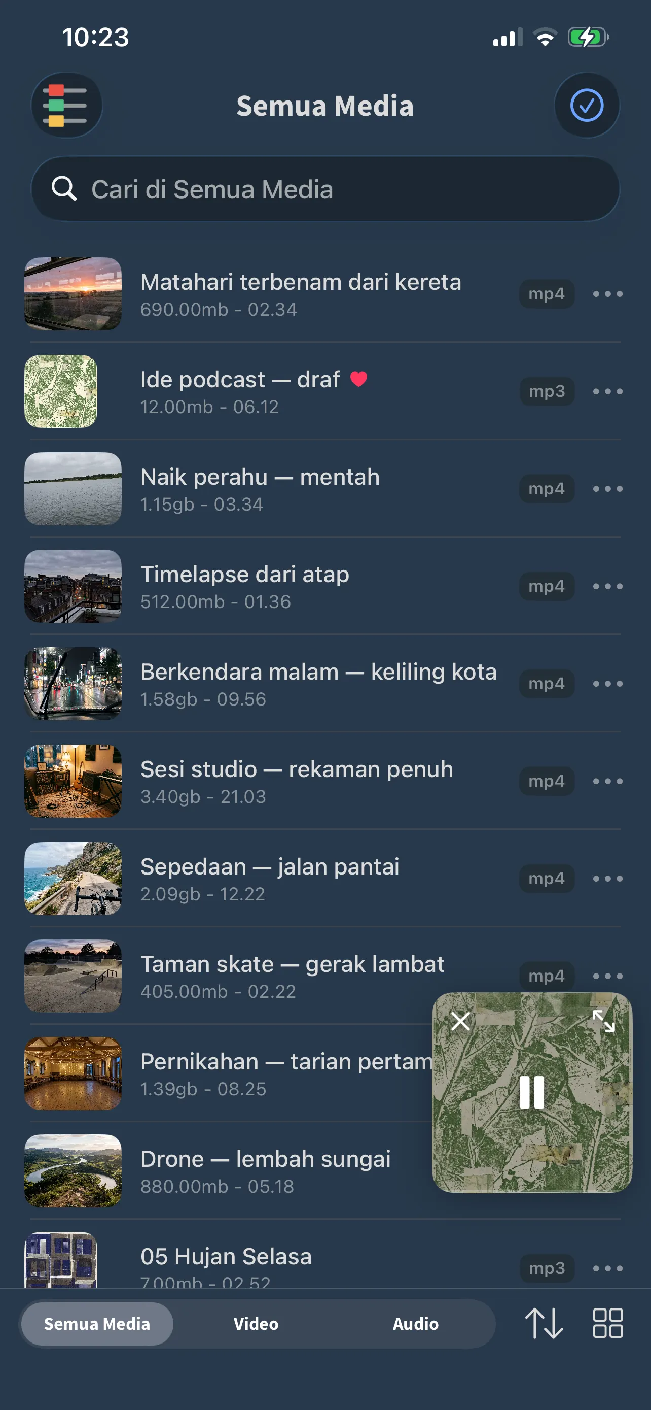 Tampilan Semua Media di FoxFM berisi video dan berkas audio dengan gambar kecil dan durasinya
