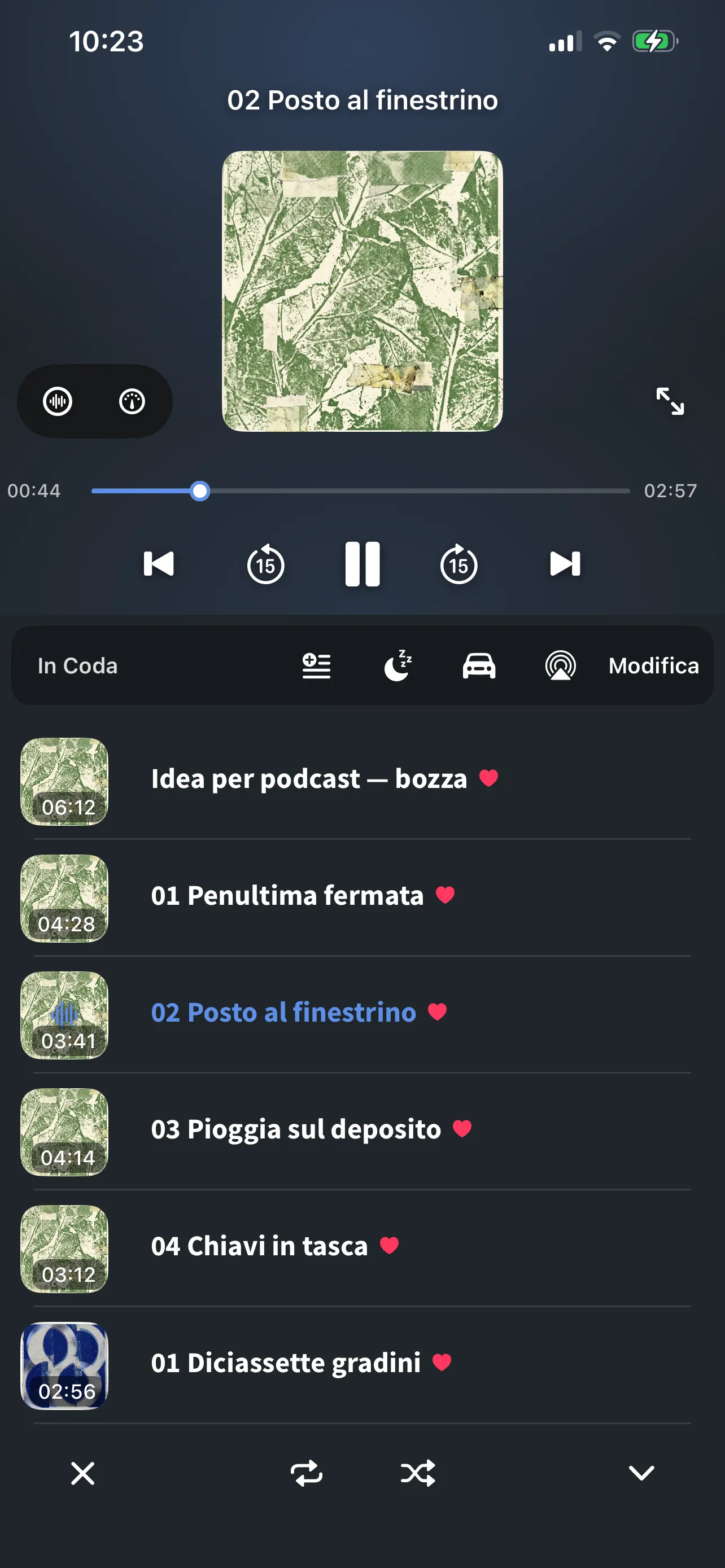 Il lettore di FoxFM su iPhone: copertina, barra di avanzamento, comandi di riproduzione e la coda In Coda
