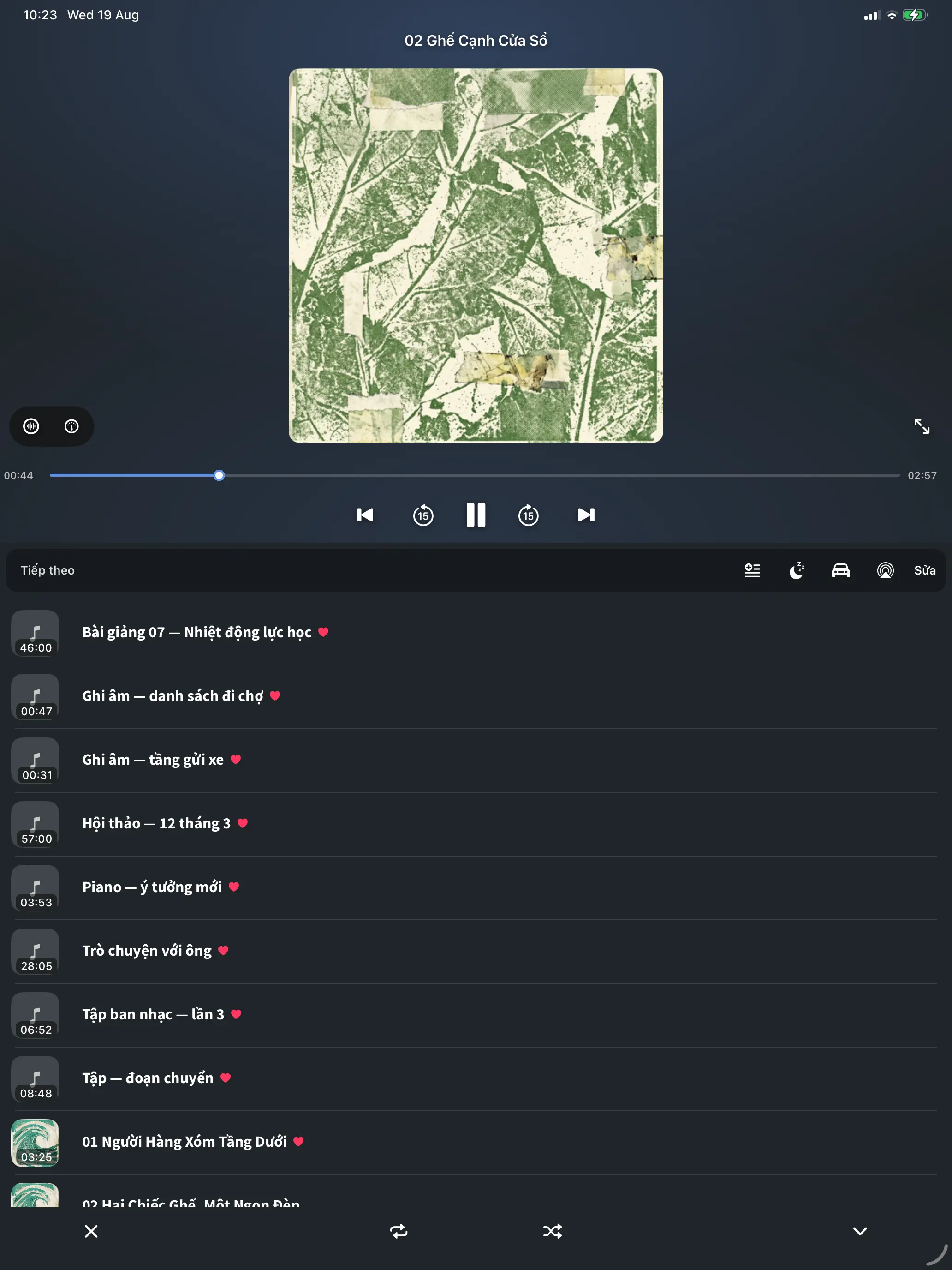 Trình phát FoxFM trên iPad, hàng chờ nằm cạnh ảnh bìa