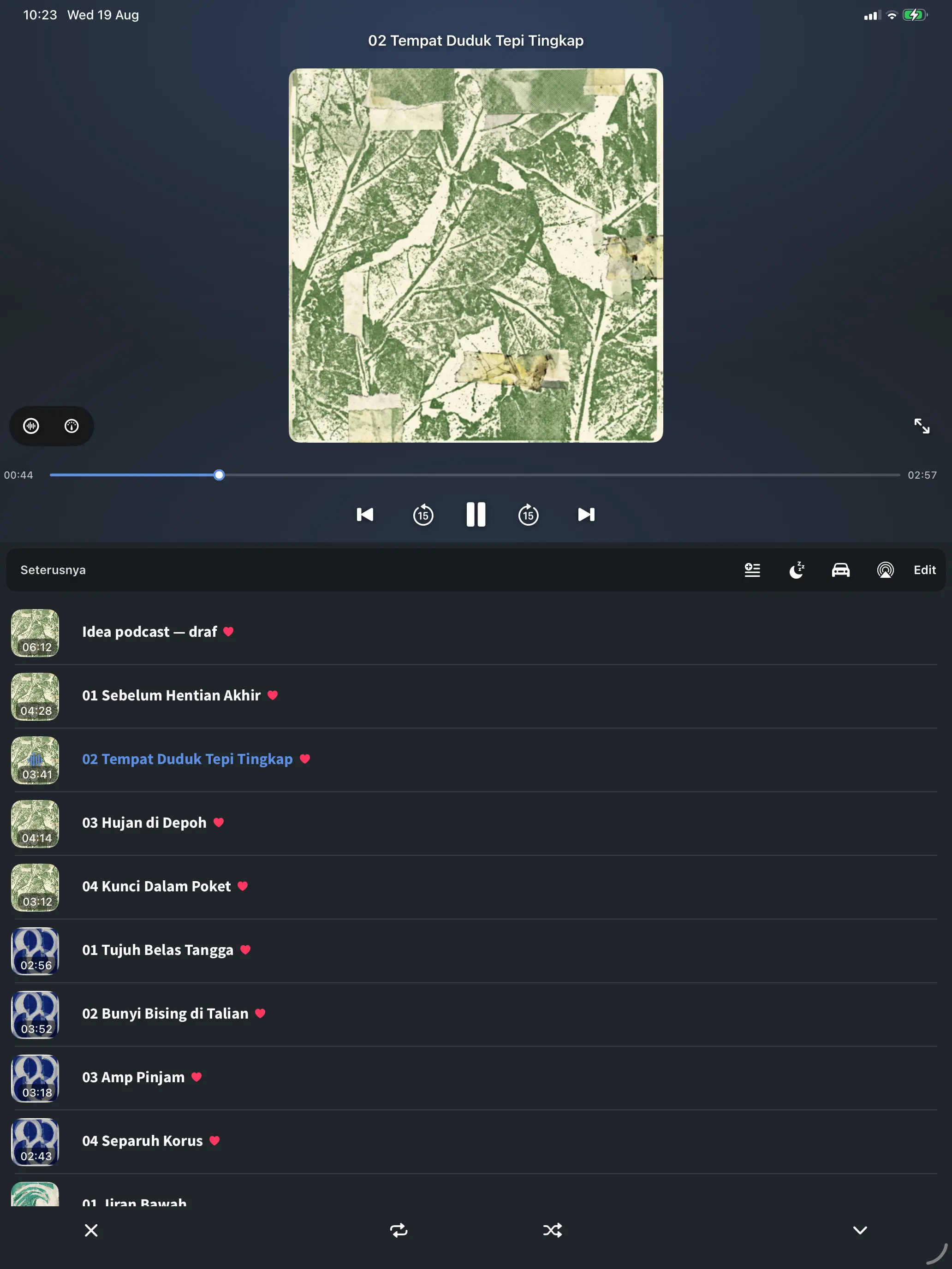 Pemain FoxFM pada iPad, dengan baris gilir di sebelah kulit album