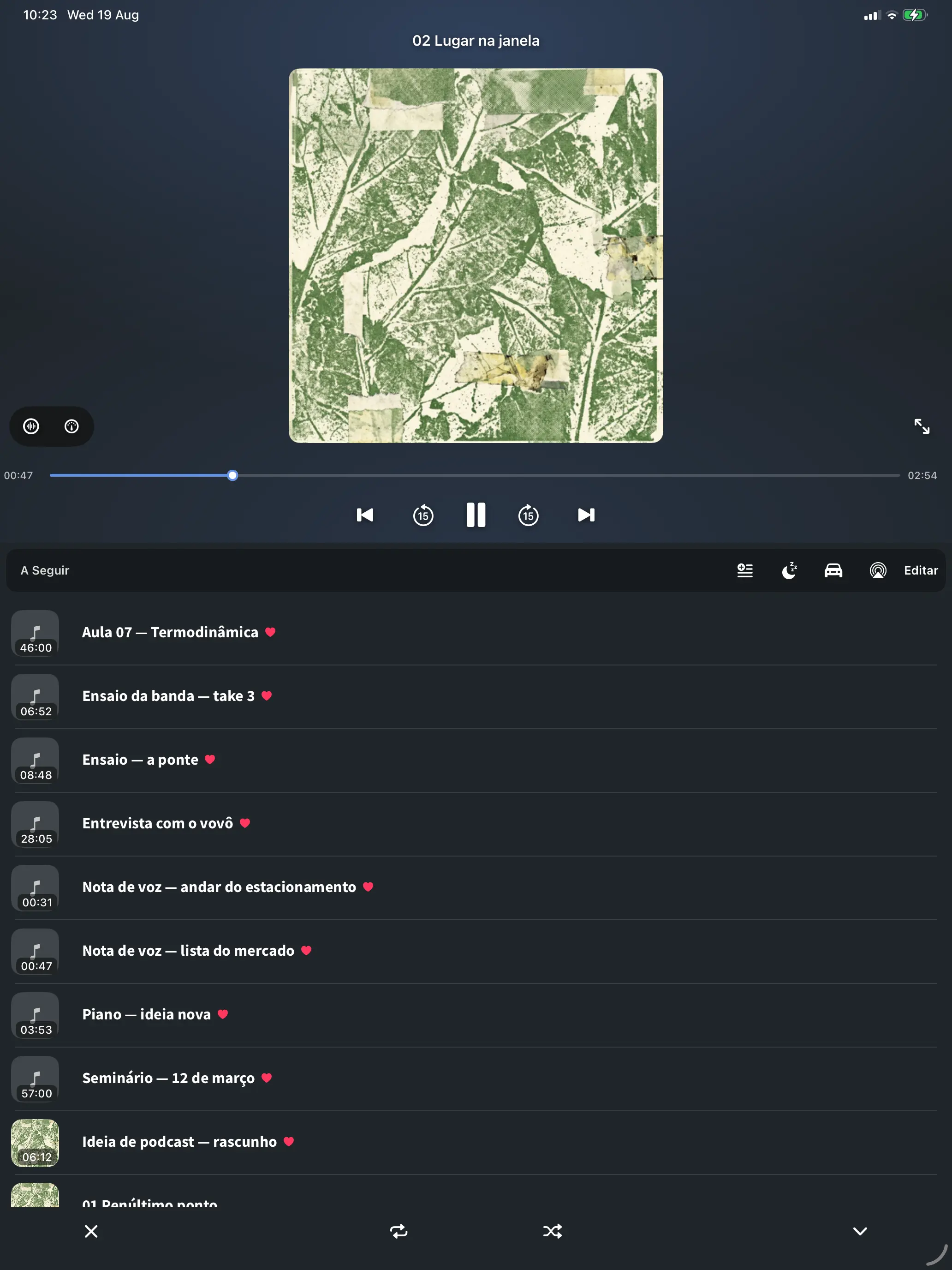 O player do FoxFM no iPad, com a fila ao lado da capa