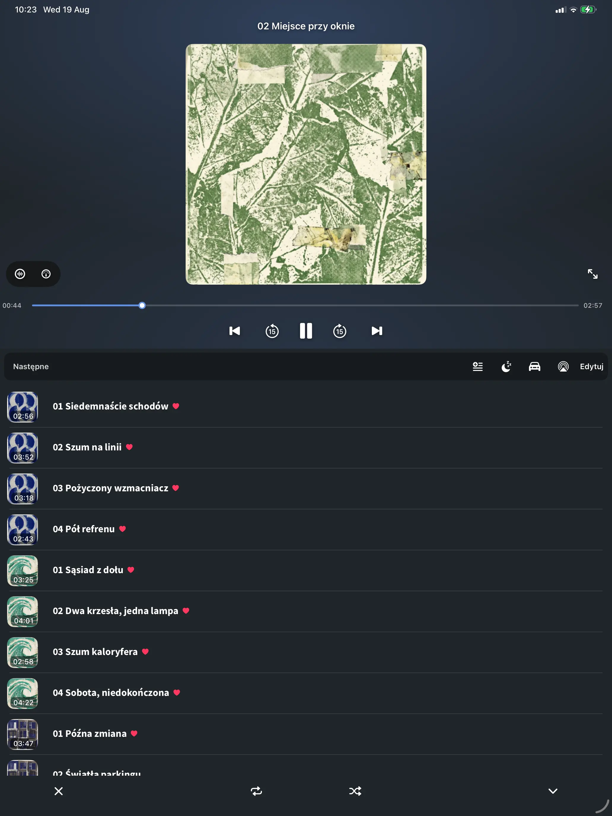 Odtwarzacz FoxFM na iPadzie, z kolejką obok okładki