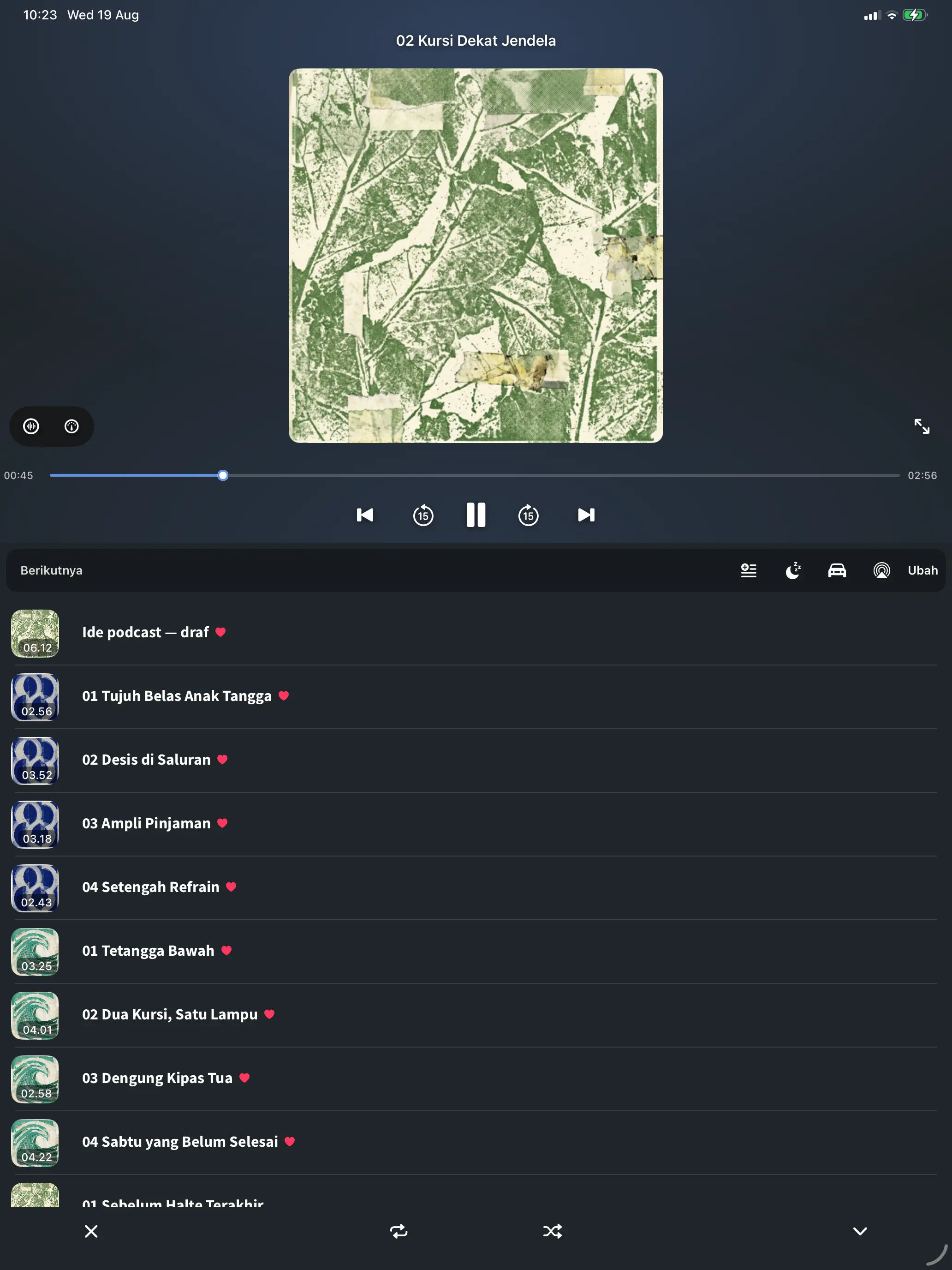 Pemutar FoxFM di iPad, dengan antrean di samping sampul