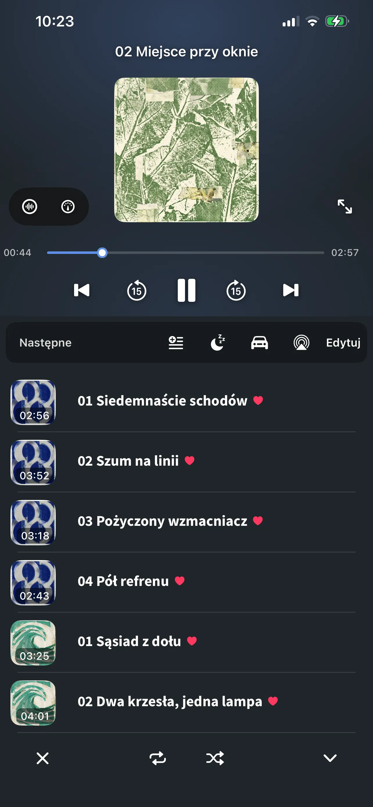 Odtwarzacz FoxFM na iPhonie: okładka, pasek postępu, przyciski odtwarzania i kolejka Następne