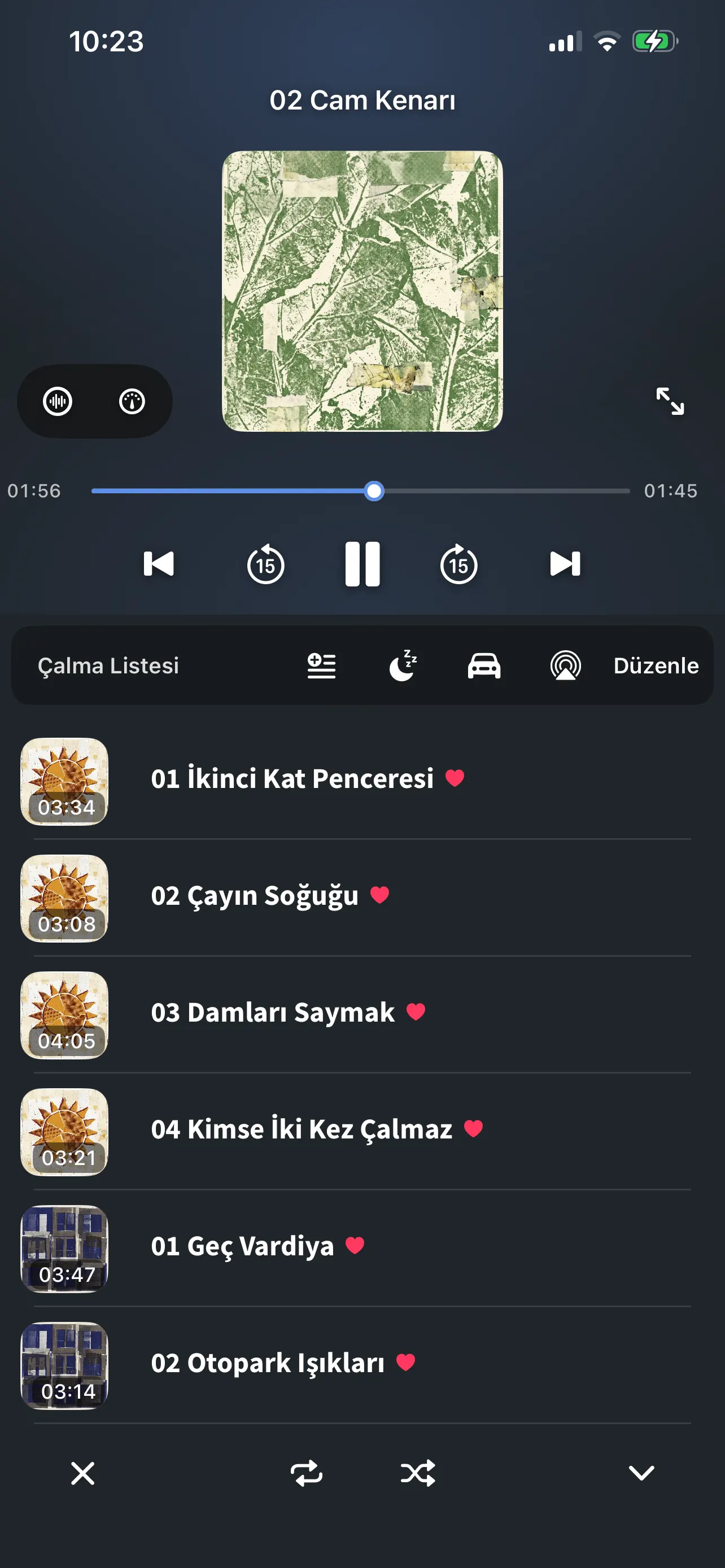 iPhone’da FoxFM oynatıcısı: albüm kapağı, ilerleme çubuğu, oynatma düğmeleri ve sıradaki parçalar
