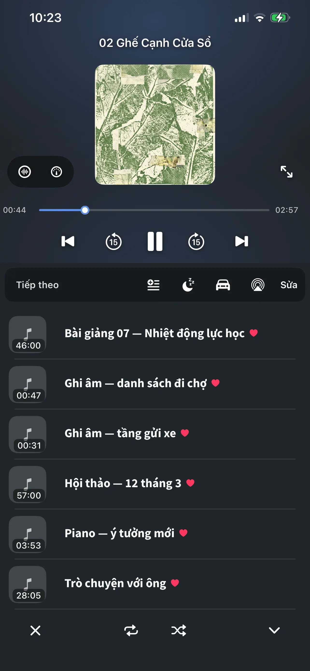Trình phát FoxFM trên iPhone: ảnh bìa, thanh tiến trình, các nút phát và hàng chờ Tiếp theo