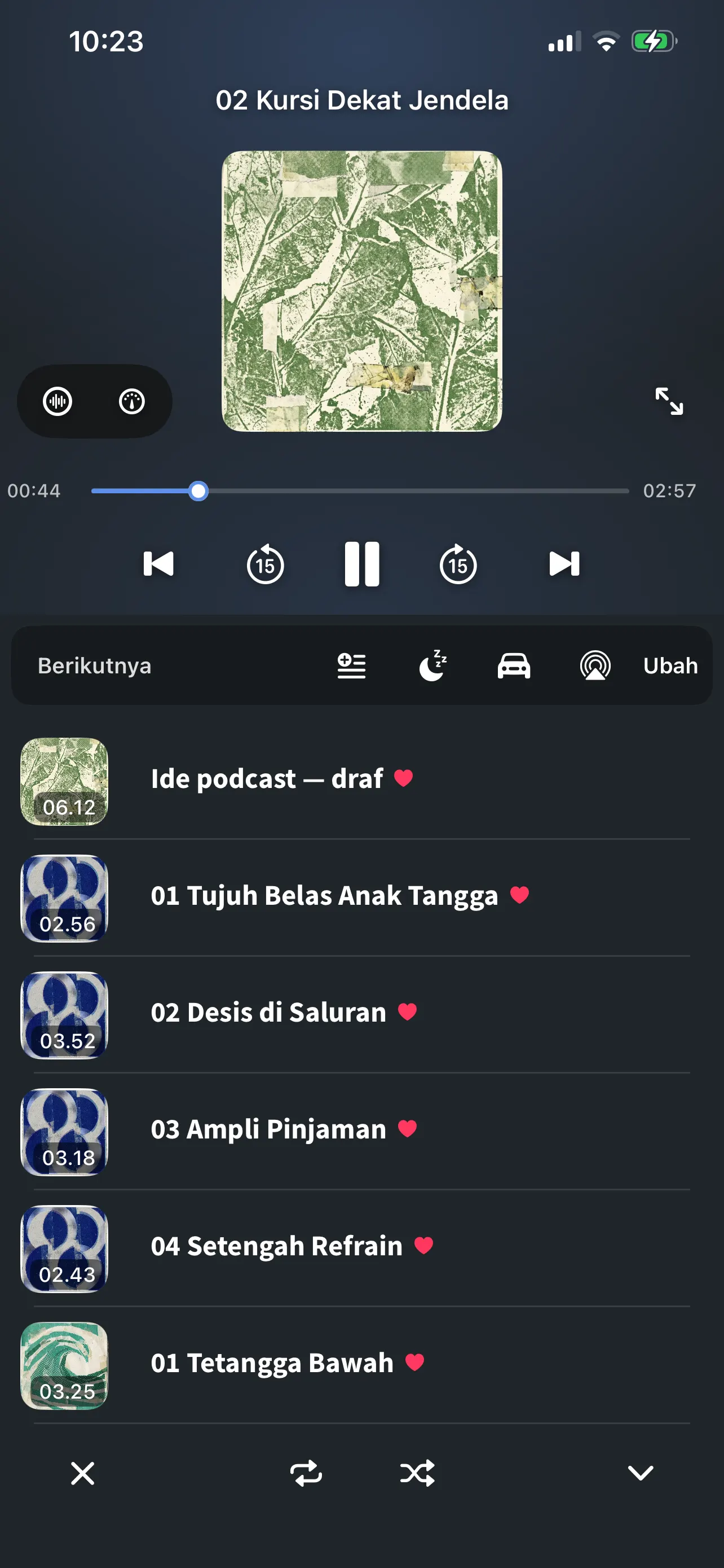 Pemutar FoxFM di iPhone: sampul, bilah kemajuan, tombol pemutaran, dan antrean Berikutnya