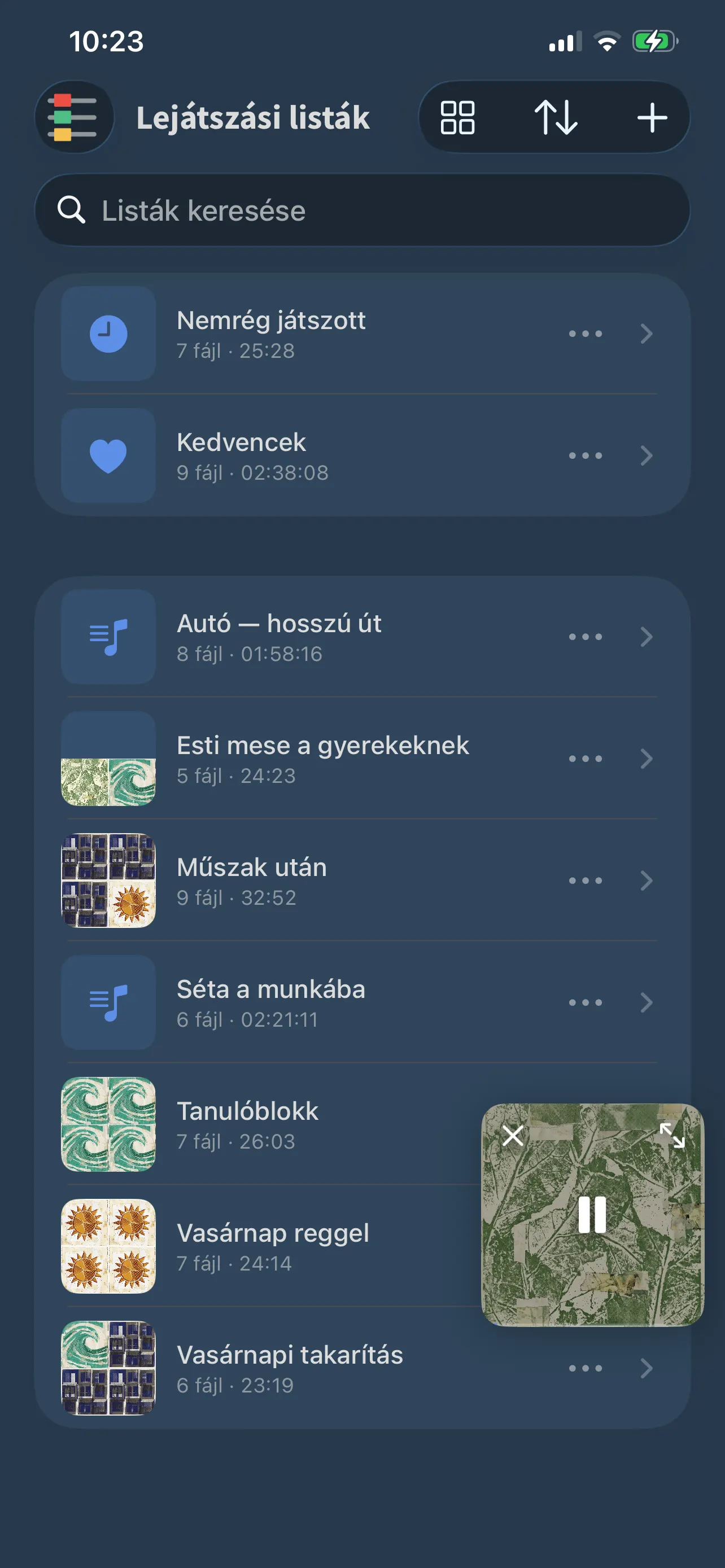 A FoxFM listái: Nemrég játszott és Kedvencek, alattuk kézzel készített listák, például „Autó — hosszú út” és „Esti mese”