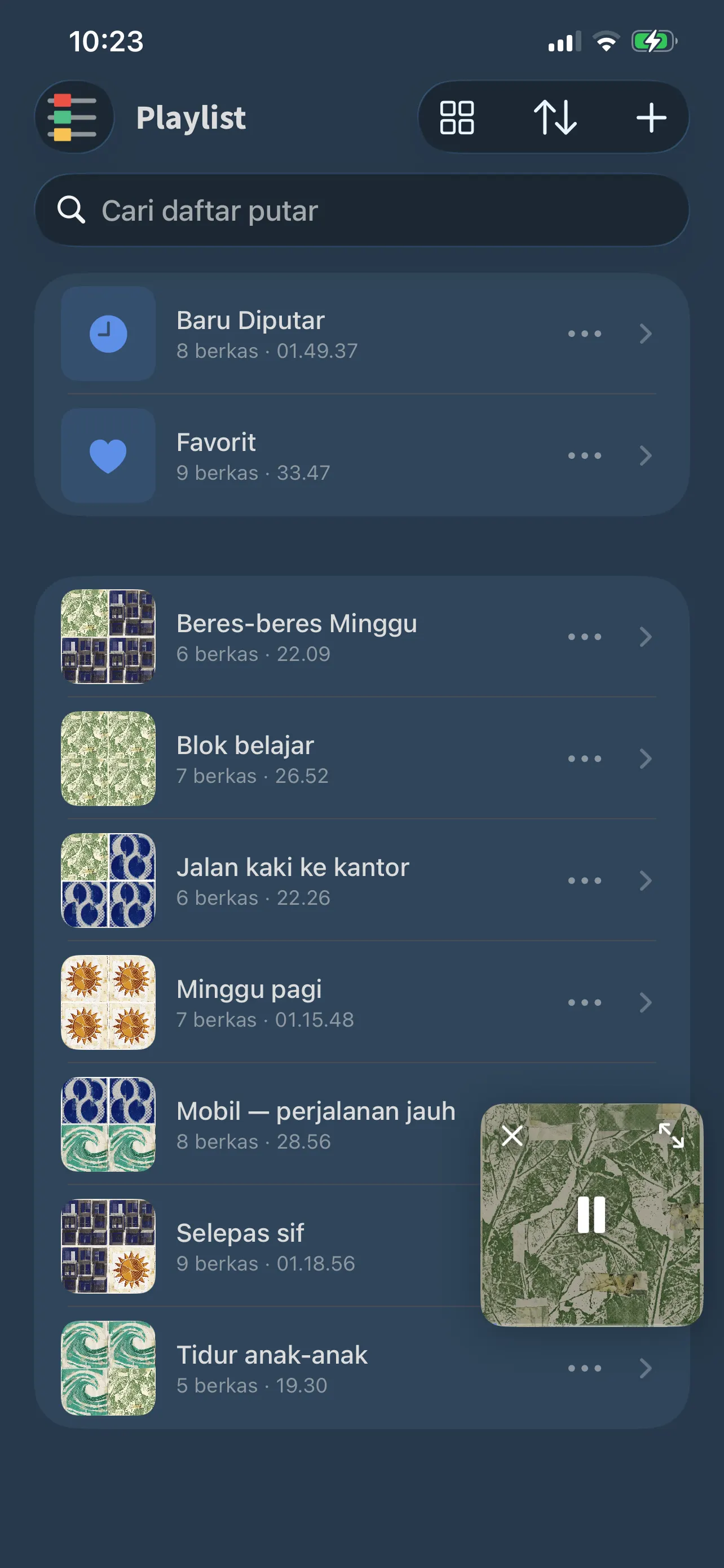 Playlist di FoxFM: Baru Diputar dan Favorit, lalu daftar buatan sendiri seperti «Mobil — perjalanan jauh» dan «Waktunya tidur»