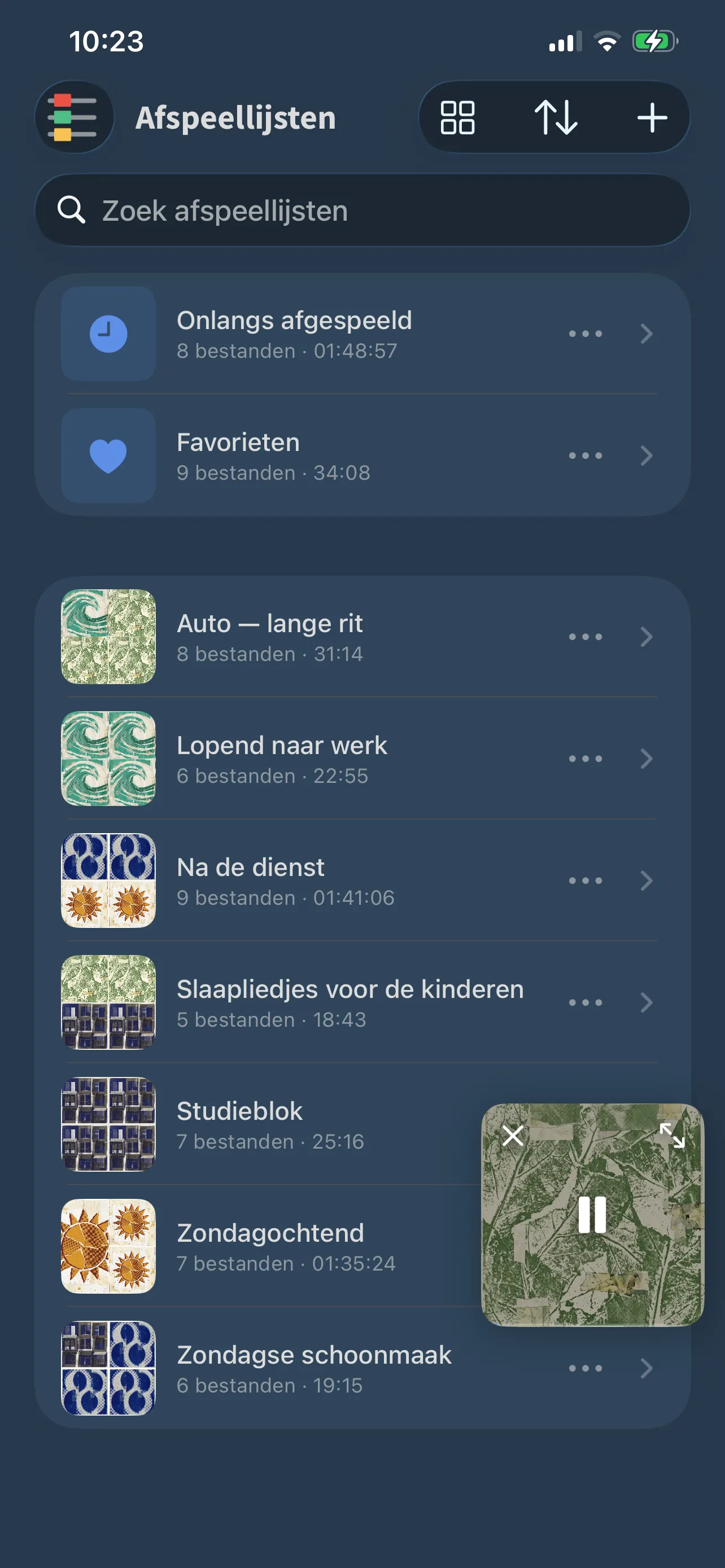 De afspeellijsten van FoxFM: Onlangs afgespeeld en Favorieten, daaronder zelfgemaakte lijsten zoals «Auto — lange rit» en «Bedtijd»