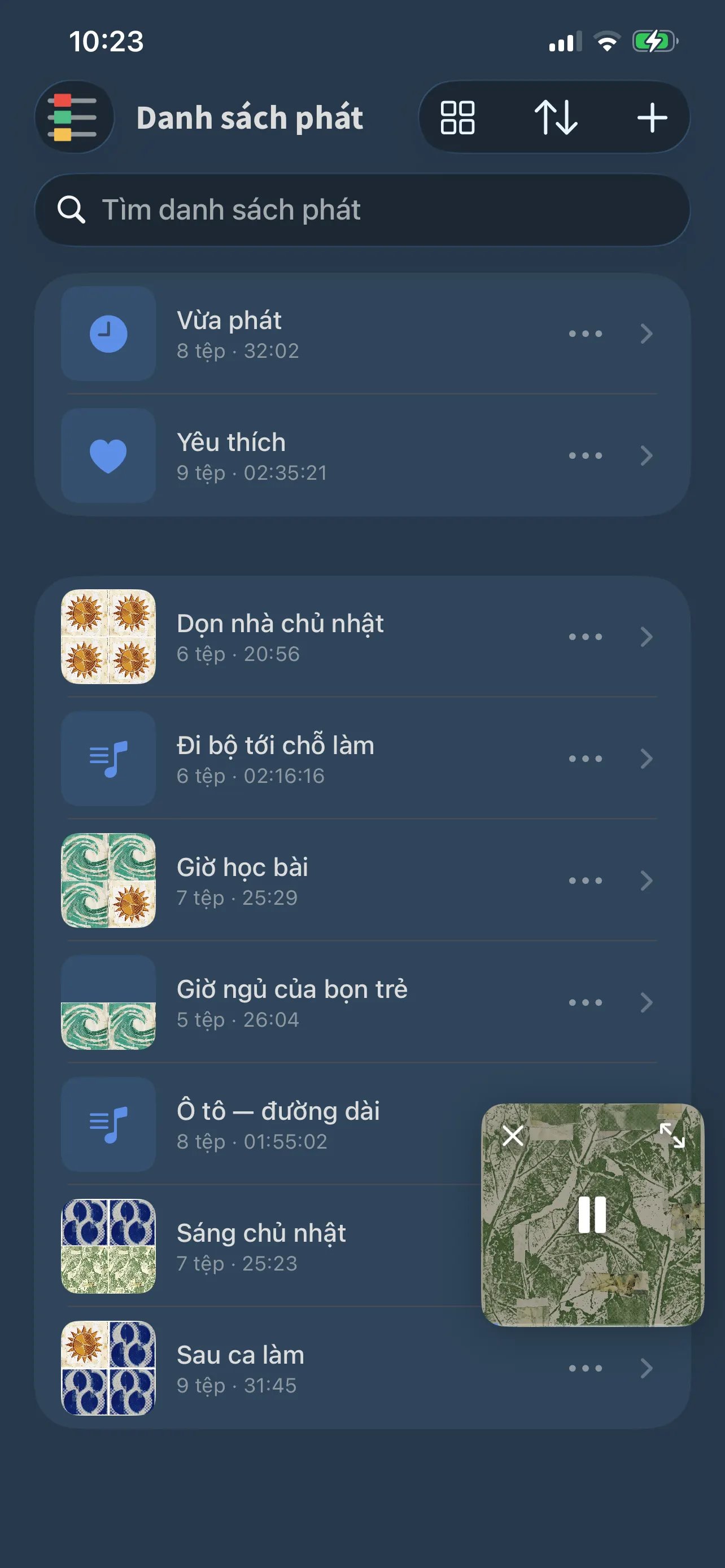 Danh sách phát trong FoxFM: Vừa phát và Yêu thích, bên dưới là các danh sách tự tạo như «Ô tô — đường dài» và «Giờ đi ngủ»