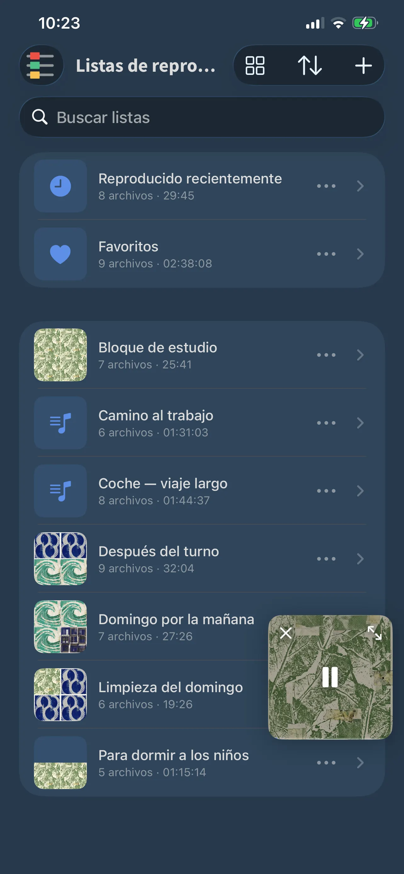 Las listas de FoxFM: «Reproducido recientemente» y Favoritos, y debajo listas hechas a mano como «Coche — viaje largo» y «Hora de dormir»