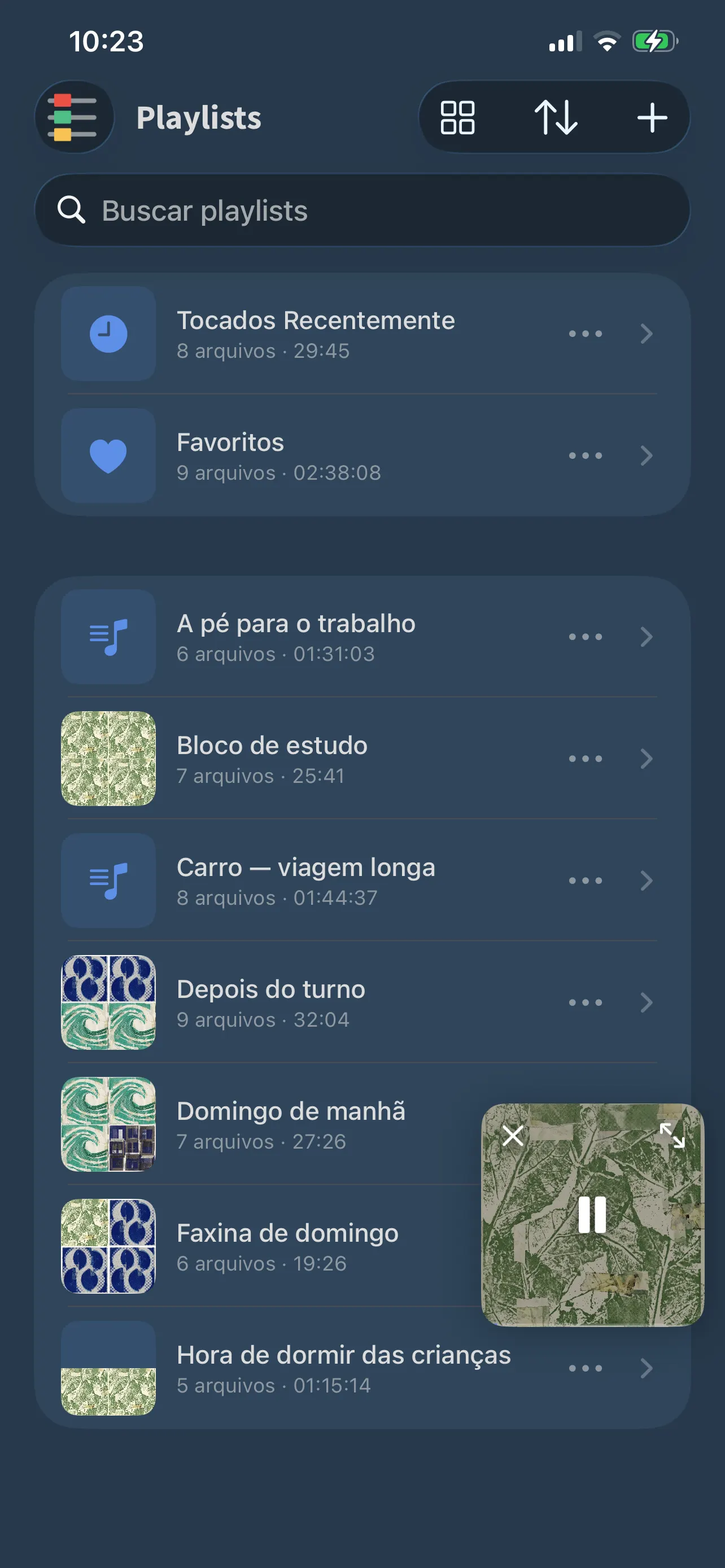 As playlists do FoxFM: Tocados Recentemente e Favoritos, e abaixo listas feitas à mão como «Carro — viagem longa» e «Hora de dormir»