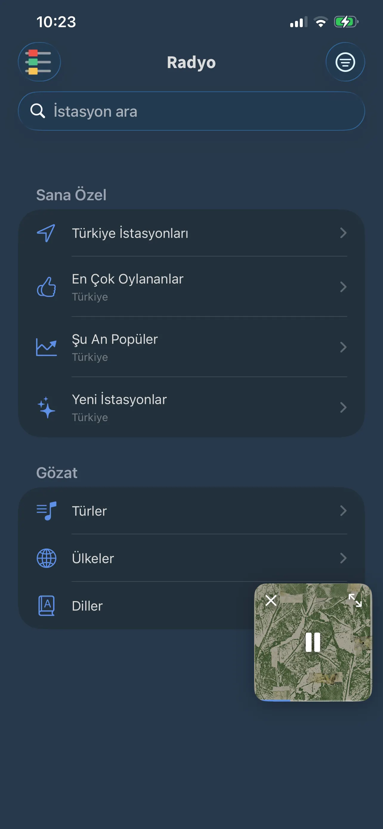 FoxFM Radyo ana ekranı: ülkenizdeki istasyonlar, En Çok Oylananlar, Şu An Popüler ve Yeni İstasyonlar; altında türe, ülkeye ve dile göre gezinme