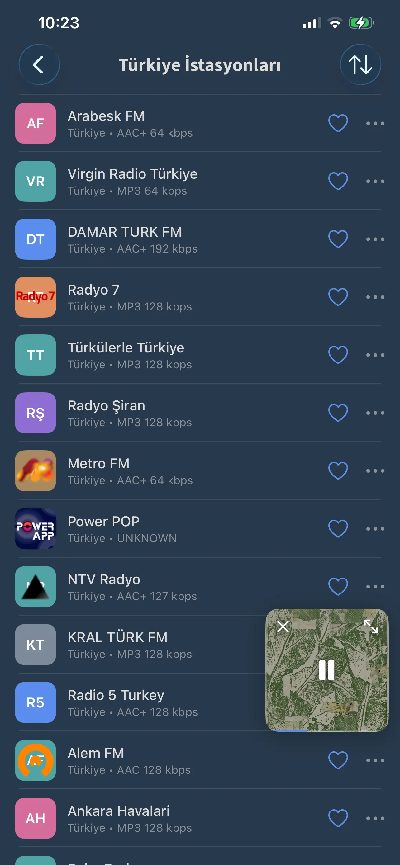 FoxFM’de istasyon logoları ve arama alanıyla radyo istasyonu listesi