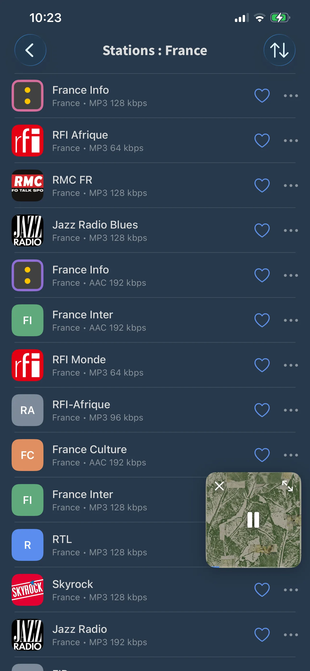 Une liste de stations de radio dans FoxFM, avec les logos des stations et un champ de recherche