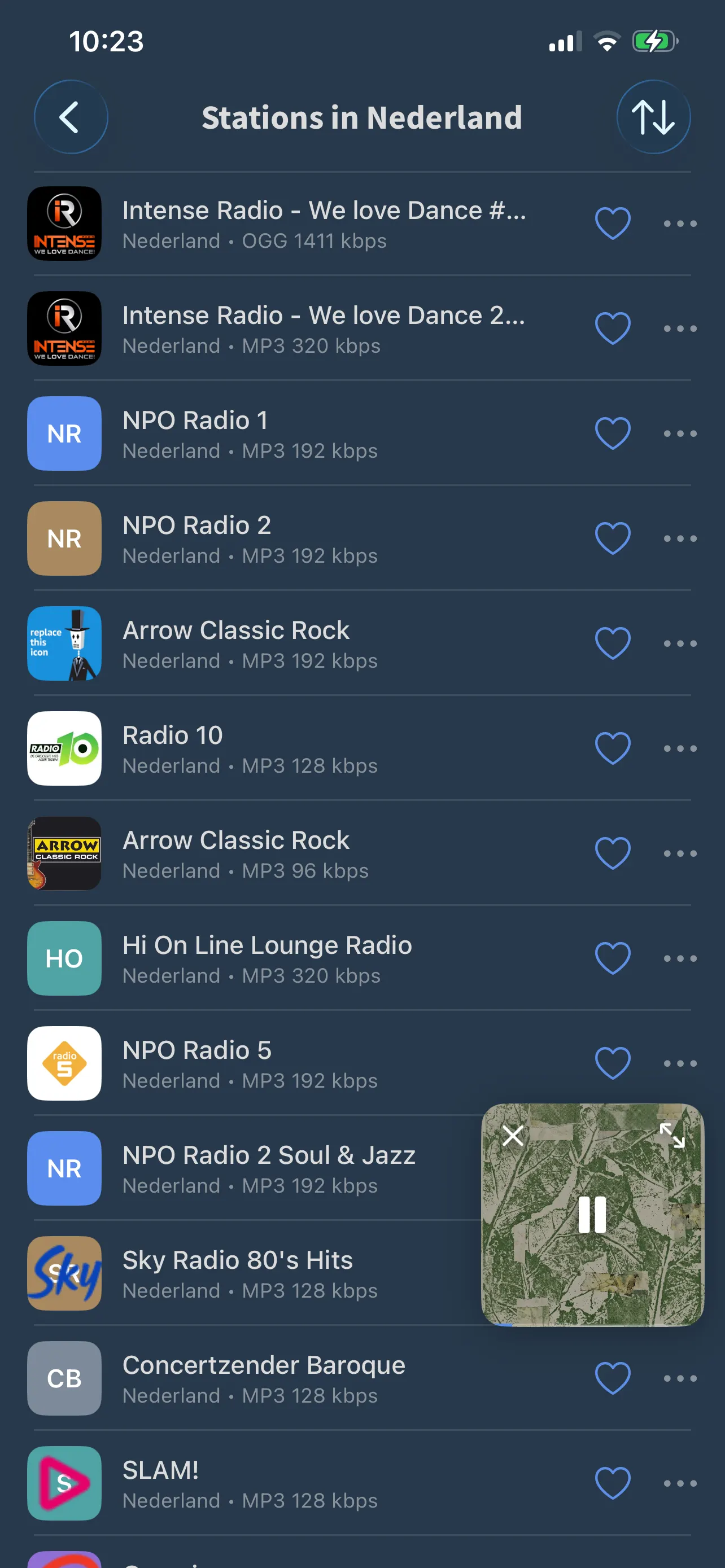 Een lijst met radiozenders in FoxFM met zenderlogo’s en een zoekveld