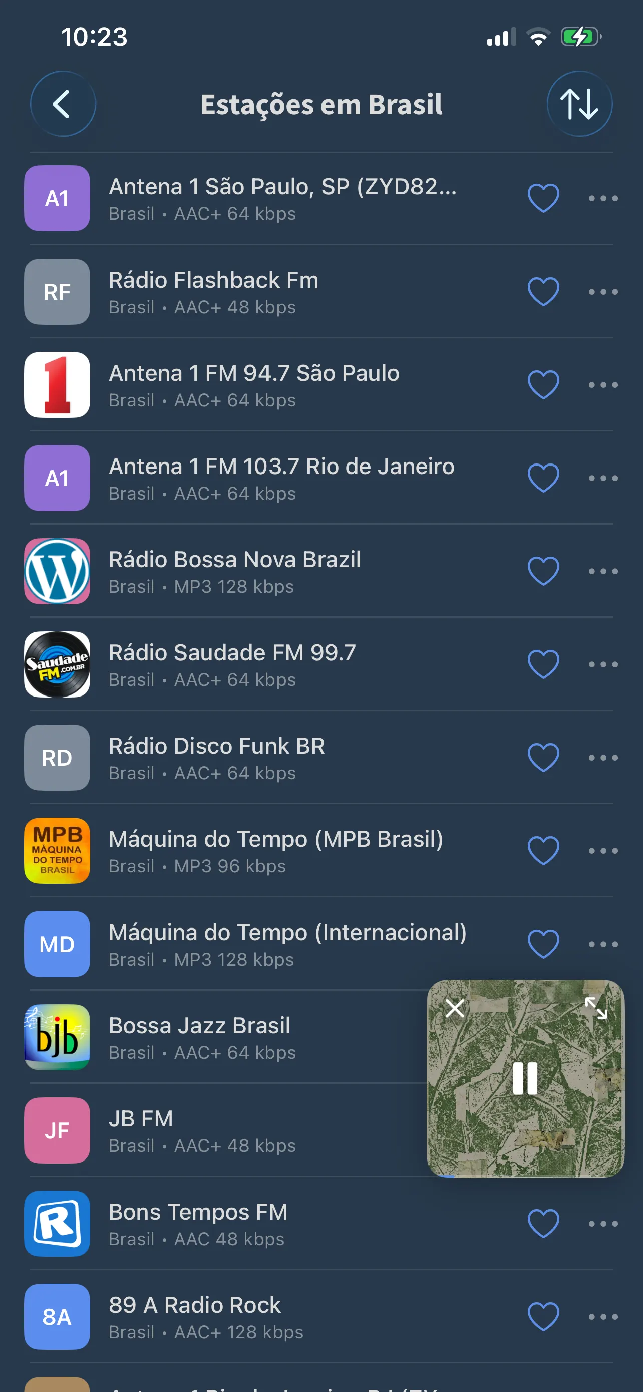 Uma lista de estações de rádio no FoxFM com os logotipos das estações e um campo de busca