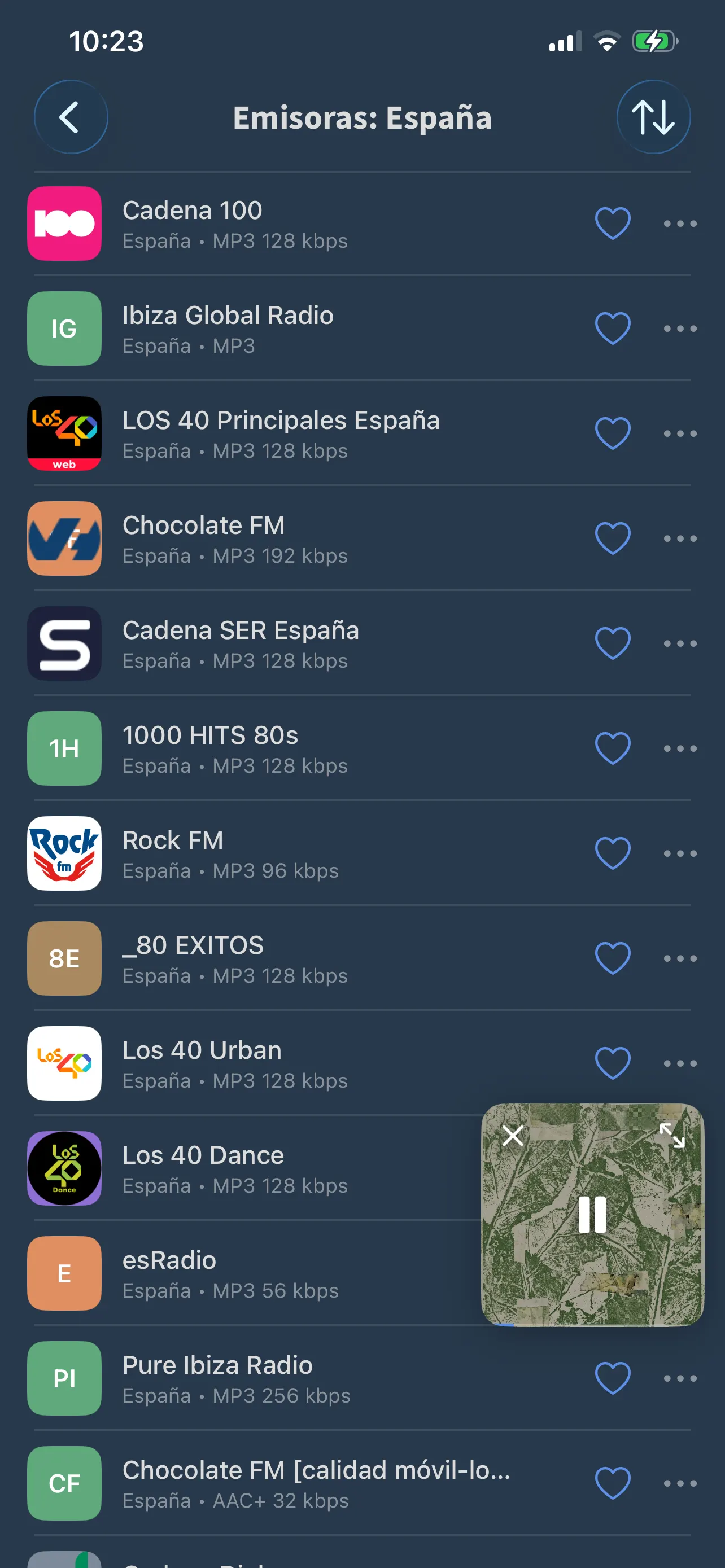 Una lista de emisoras de radio en FoxFM con sus logotipos y un campo de búsqueda