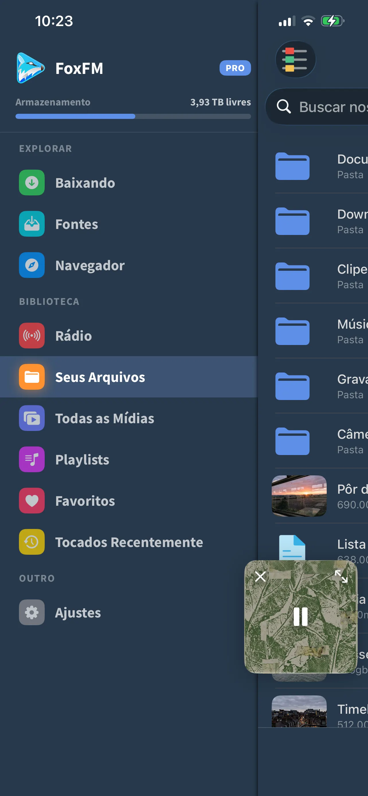 O menu do FoxFM com Baixando, Fontes, Navegador, Rádio, Seus Arquivos, Todas as Mídias, Playlists e Favoritos