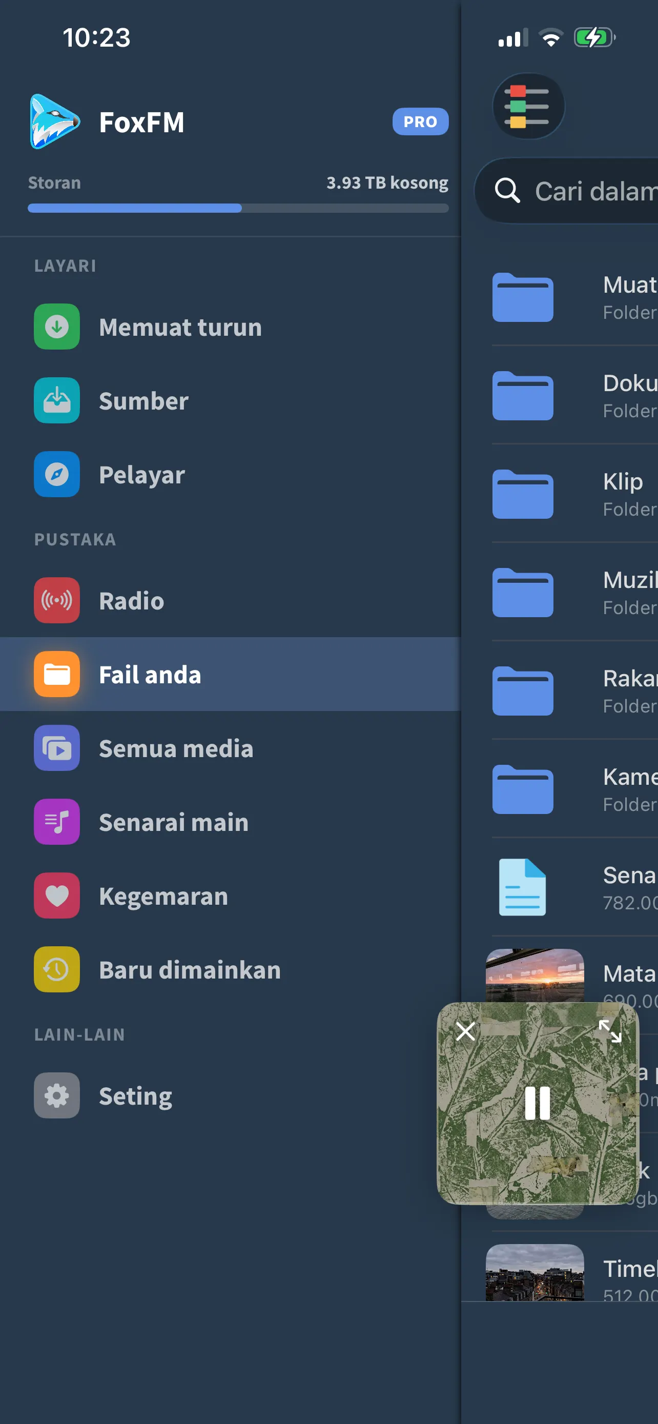 Menu FoxFM dengan Memuat turun, Sumber, Pelayar, Radio, Fail anda, Semua media, Senarai main dan Kegemaran
