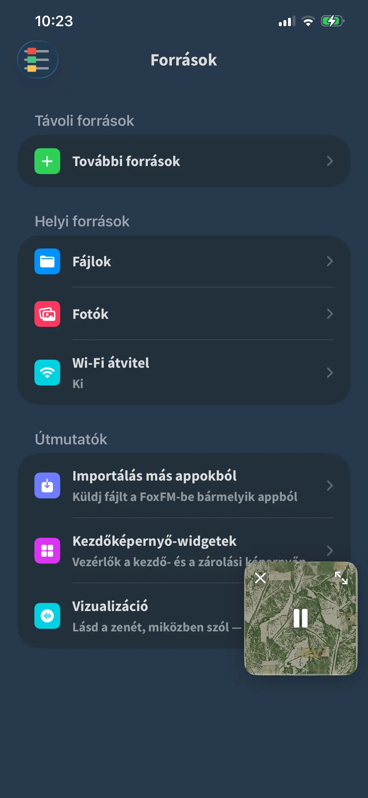 A FoxFM Források képernyője: Fájlok, Fotók és Wi-Fi átvitel, alatta az Útmutatók szakasz