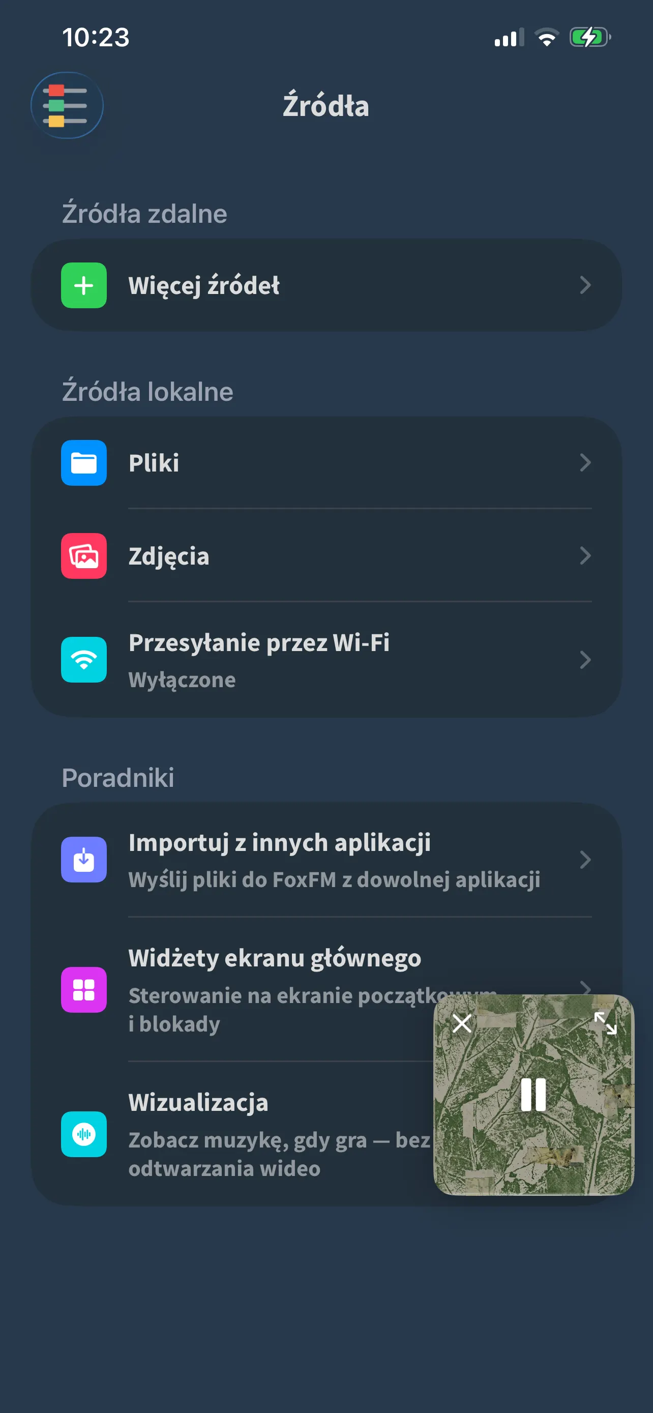 Ekran Źródła w FoxFM: Pliki, Zdjęcia i Przesyłanie przez Wi-Fi, a pod spodem sekcja Poradniki